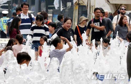 【서울=뉴시스】조성봉 기자 = 서울의 낮 최고기온이 28도를 기록하는 등 초여름 날씨를 보인 17일 오후 서울 종로구 광화문 분수대에서 어린이들이 물놀이를 하며 더위를 식히고 있다. 2018.06.17.suncho21@newsis.com