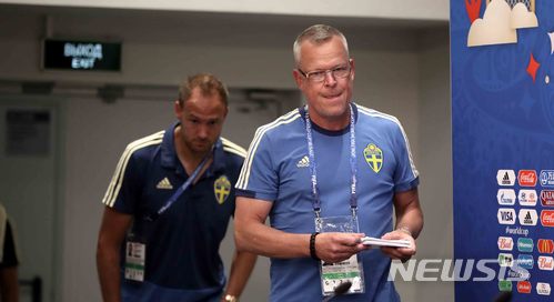 【니즈니노브고로드(러시아)=뉴시스】고범준 기자 = 2018 러시아월드컵 조별리그 F조 1차전 대한민국과 스웨덴의 경기를 하루 앞둔 17일 오후 러시아 니즈니노브고로드 스타디움에서 열린 공식기자회견에서 스웨덴 야네 안데르손 감독이 입장하고 있다.&nbsp; 대한민국 축구 대표팀은 오는 18일 스웨덴, 24일 멕시코, 27일 독일과 각각 조별리그를 치른다. 2018.06.17.&nbsp; bjko@newsis.com