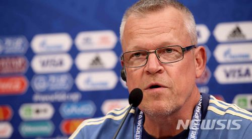 【니즈니노브고로드(러시아)=뉴시스】고범준 기자 = 2018 러시아월드컵 조별리그 F조 1차전 대한민국과 스웨덴의 경기를 하루 앞둔 17일 오후 러시아 니즈니노브고로드 스타디움에서 열린 공식기자회견에서 스웨덴 야네 안데르손 감독이 취재진 질문에 답변하고 있다.&nbsp; 대한민국 축구 대표팀은 오는 18일 스웨덴, 24일 멕시코, 27일 독일과 각각 조별리그를 치른다. 2018.06.17.&nbsp; bjko@newsis.com