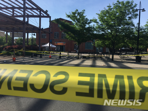 【트렌턴=AP/뉴시스】 미국 뉴저지 주 트렌턴에서 17일 열린 철야 문화축제 동안 총기난사 사건이 일어나 최소한 1명이 숨지고 20명이 다쳤다고 현지 당국이 밝혔다. 2018.06.17