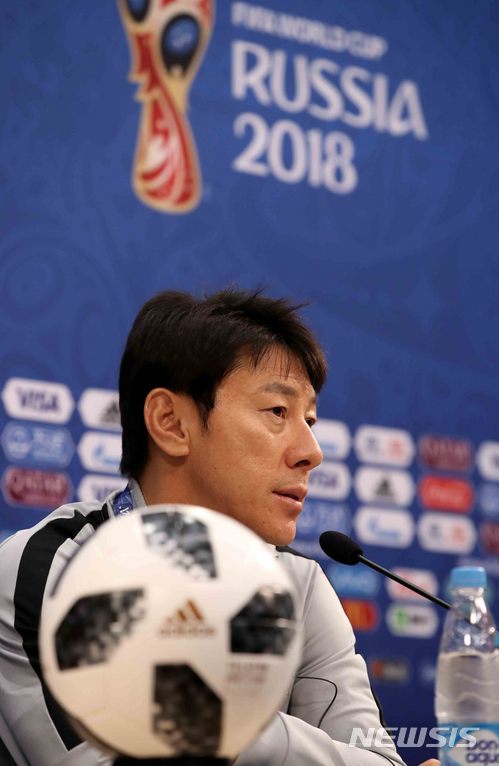 【니즈니노브고로드(러시아)=뉴시스】고범준 기자 = 2018 러시아월드컵 조별리그 F조 1차전 대한민국과 스웨덴의 경기를 하루 앞둔 17일(현지시간) 오후 러시아 니즈니노브고로드 스타디움에서 열린 공식기자회견에서 한국 대표팀 신태용 감독이 취재진 질문에 답변하고 있다. 대한민국 축구 대표팀은 오는 18일 스웨덴, 24일 멕시코, 27일 독일과 각각 조별리그를 치른다. 2018.06.17. bjko@newsis.com