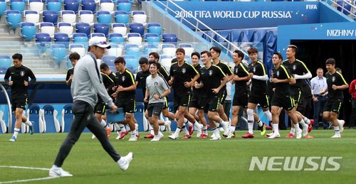 【니즈니노브고로드(러시아)=뉴시스】고범준 기자 = 한국 축구대표팀 신태용 감독이 2018 러시아월드컵 조별리그 F조 1차전 대한민국과 스웨덴의 경기를 하루 앞둔 17일(현지시간) 오후 러시아 니즈니노브고로드 스타디움에서 열린 공식훈련에서 스트레칭을 하며 몸을 풀고 있다. 대한민국 축구 대표팀은 오는 18일 스웨덴, 24일 멕시코, 27일 독일과 각각 조별리그를 치른다. 2018.06.17. bjko@newsis.com