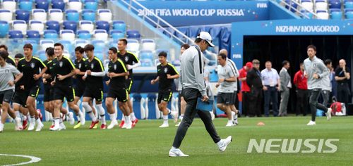 【니즈니노브고로드(러시아)=뉴시스】고범준 기자 = 한국 축구대표팀 신태용 감독이 2018 러시아월드컵 조별리그 F조 1차전 대한민국과 스웨덴의 경기를 하루 앞둔 17일(현지시간) 오후 러시아 니즈니노브고로드 스타디움에서 열린 공식훈련에서 생각에 잠겨 있다.&nbsp; 대한민국 축구 대표팀은 오는 18일 스웨덴, 24일 멕시코, 27일 독일과 각각 조별리그를 치른다. 2018.06.17. bjko@newsis.com