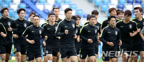 【니즈니노브고로드(러시아)=뉴시스】고범준 기자 = 한국 축구대표팀 손흥민이 2018 러시아월드컵 조별리그 F조 1차전 대한민국과 스웨덴의 경기를 하루 앞둔 17일(현지시간) 오후 러시아 니즈니노브고로드 스타디움에서 열린 공식훈련에서 스트레칭을 하며 몸을 풀고 있다.&nbsp; 대한민국 축구 대표팀은 오는 18일 스웨덴, 24일 멕시코, 27일 독일과 각각 조별리그를 치른다. 2018.06.17.&nbsp; bjko@newsis.com