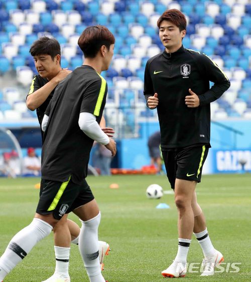 【니즈니노브고로드(러시아)=뉴시스】고범준 기자 = 한국 축구대표팀 기성용이 2018 러시아월드컵 조별리그 F조 1차전 대한민국과 스웨덴의 경기를 하루 앞둔 17일(현지시간) 오후 러시아 니즈니노브고로드 스타디움에서 열린 공식훈련에서 스트레칭을 하며 몸을 풀고 있다. 대한민국 축구 대표팀은 오는 18일 스웨덴, 24일 멕시코, 27일 독일과 각각 조별리그를 치른다. 2018.06.17. bjko@newsis.com