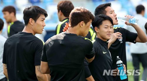 【니즈니노브고로드(러시아)=뉴시스】고범준 기자 = 한국 축구대표팀 이승우를 비롯한 선수들이 2018 러시아월드컵 조별리그 F조 1차전 대한민국과 스웨덴의 경기를 하루 앞둔 17일(현지시간) 오후 러시아 니즈니노브고로드 스타디움에서 훈련을 하며 물을 마시고 있다.&nbsp; 대한민국 축구 대표팀은 오는 18일 스웨덴, 24일 멕시코, 27일 독일과 각각 조별리그를 치른다. 2018.06.17.&nbsp; bjko@newsis.com
