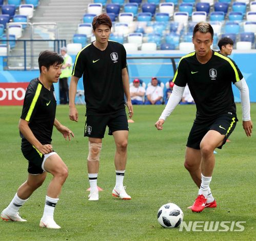 【니즈니노브고로드(러시아)=뉴시스】고범준 기자 = 한국 축구대표팀 박주호(왼쪽), 기성용, 김신욱이 2018 러시아월드컵 조별리그 F조 1차전 대한민국과 스웨덴의 경기를 하루 앞둔 17일(현지시간) 오후 러시아 니즈니노브고로드 스타디움에서 훈련을 하고 있다. 대한민국 축구 대표팀은 오는 18일 스웨덴, 24일 멕시코, 27일 독일과 각각 조별리그를 치른다. 2018.06.17. bjko@newsis.com