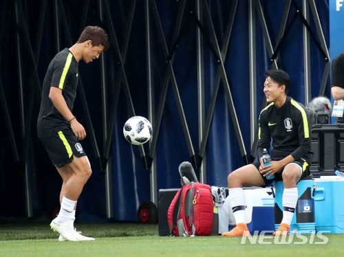 황희찬(왼쪽)과 이승우