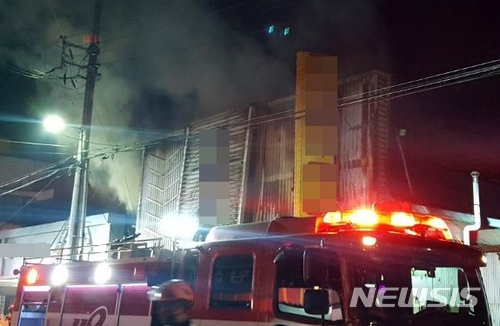 【군산=뉴시스】강인 기자 = 지난 17일 오후 전북 군산시 장미동의 한 유흥주점에서 불이 나 3명이 사망하고 30명이 병원으로 이송됐다. 사진은 119소방대가 화재를 진압하는 모습이다. 2018.06.18 (사진=독자 제공) kir1231@newsis.com 