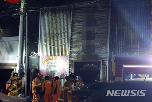 【군산=뉴시스】강인 기자 = 지난 17일 오후 전북 군산시 장미동의 한 유흥주점에서 불이 나 3명이 사망하고 30명이 병원으로 이송됐다. 사진은 119소방대가 화재를 진압하는 모습이다. 2018.06.18 (사진=독자 제공) kir1231@newsis.com