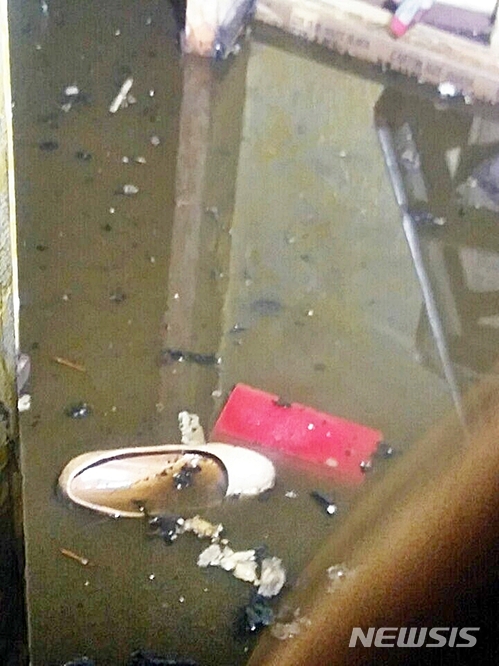  【군산=뉴시스】고석중 기자 = 17일 오후 9시 53분께 전북 군산시 장미동의 한 유흥주점에서 방화로 추정되는 화재가 발생한 가운데 건물 비상구 쪽에 남겨진 신발과 지갑이 긴박했던 상황을 말해주고 있다. 이 불로 3명이 숨지고 30명이 화상과 연기흡입 등으로 병원에서 치료 중이다. 2018.06.18. k9900@newsis.com