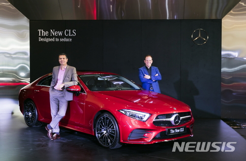 더 뉴 메르세데스-벤츠 CLS 및 메르세데스-벤츠 코리아 디미트리스 실라키스 대표이사 사장과 메르세데스-벤츠 코리아 세일즈 & 마케팅 마틴 슐즈 부사장. (사진 = 메르세데스-벤츠 제공)