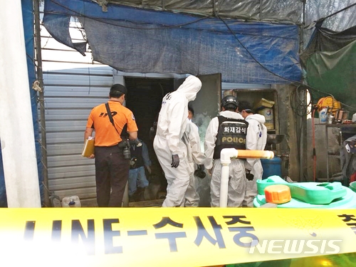  【군산=뉴시스】고석중 기자 = 18일 오전 전북 군산시 장미동의 한 유흥주점에서 화재에 대한 현장 감식이 이뤄지고 있다. 이곳은 지난 17일 오후 9시53분께 방화로3명이 숨지고 30명이 화상과 연기흡입 등으로 병원에서 치료 중이다. 2018.06.18.k9900@newsis.com