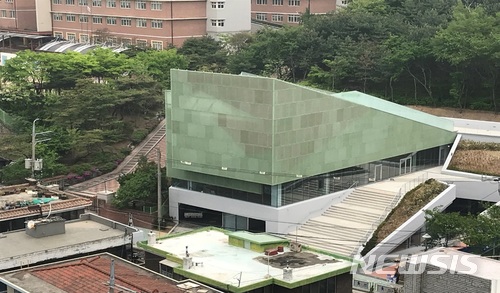 【서울=뉴시스】은평구는 21일 지역내 7번째 공공도서관인 '내를 건너서 숲으로 도서관'을 개관한다. 2018.06.18. (사진=은평구 제공)