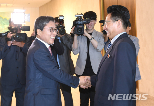 【서울=뉴시스】 남북 체육회담 남측 수석대표인 전충렬 대한체육회 사무총장(왼쪽)과 북측 단장인 원길우 체육성 부상이 18일 판문점 평화의 집에서 회담에 앞서 악수하고 있다.