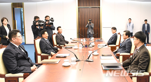 【서울=뉴시스】 18일 판문점 평화의 집에서 남북 체육회담이 열렸다. 전체회의에서 남측은 전충렬 대한체육회 사무총장, 이해돈 문화체육부 과장, 김석규 통일부 과장이 참석했으며 북측에서는 원길우 체육성 부상, 박천종 체육성 국장, 홍시건 조국평화통일위원회 부상이 나왔다. 