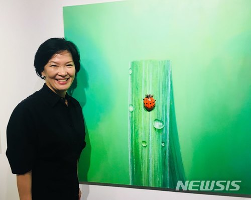 【서울=뉴시스】 박현주 미술전문기자 = 18일 서울 인사동 선화랑에서 이영수 작가가 무당벌레를 입체로 제작한 작품앞에서 포즈를 취했다.