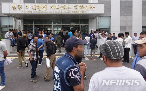 【제주=뉴시스】배상철 기자 = 난민 지위를 신청하기 위해 제주출입국·외국인청 앞에 모여있는 예멘 난민 신청자들. 2018.10.17. (사진=뉴시스DB) bsc@newsis.com