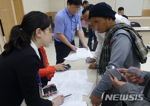 【제주=뉴시스】배상철 기자 = 예멘 난민들이 18일 제주출입국·외국인청에서 열린 취업설명회에 참석해 상담을 받고 있다. 2018.06.18.&nbsp; bsc@newsis.com 