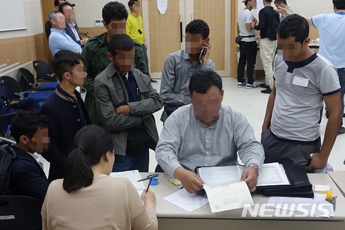 【제주=뉴시스】배상철 기자 = 예멘 난민들이 18일 제주출입국·외국인청에서 열린 취업설명회에 참석해 상담을 받고 있다. 2018.06.18. bsc@newsis.com