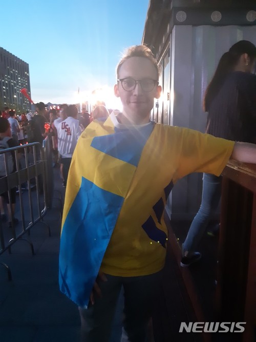 【서울=뉴시스】옥성구 기자 = 광화문에 응원을 나온 스웨덴 유학생 유엘 패터슨 아이브로(26)씨