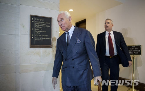 [워싱턴DC=AP/뉴시스] 미국 보건복지부 대변인으로 임명된 마이클 카푸토(오른쪽)가 지난 2017년 9월26일(현지시간) '러시아 스캔들'과 관련해 미 하원 정보위원회 증언을 위해 워싱턴 국회의사당에 도착한 도널드 트럼프 미 대통령 최측근 로저 스톤의 뒤를 따르고 있다. 2020.4.24.