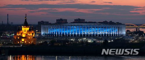 【니즈니노브고로드(러시아)=뉴시스】고범준 기자 = 2018 러시아월드컵 조별리그 F조 1차전 대한민국과 스웨덴의 경기를 하루 앞둔 17일 오후(현지시간) 러시아 니즈니노브고로드 스타디움의 모습. 왼쪽에 보이는 건물은 알렉산더 넵스키 성당.대한민국 축구 대표팀은 오늘 18일 스웨덴, 24일 멕시코, 27일 독일과 각각 조별리그를 치른다. 2018.06.18. bjko@newsis.com