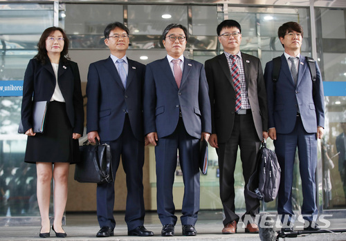 【서울=뉴시스】김진아 기자 = 남북체육회담 수석대표를 맡은 전충렬 대한체육회 사무총장을 비롯한 대표단이 18일 오전 서울 종로구 남북회담본부에서 회담장소인 판문점 평화의집으로 출발하기 전 포토타임을 갖고 있다.&nbsp; 왼쪽 둘째부터 김석규 통일부 과장, 전충렬 수석대표, 이해돈 문화체육관광부 과장. 2018.06.18.&nbsp;&nbsp;&nbsp;&nbsp;&nbsp; bluesoda@newsis.com