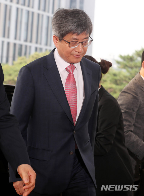【서울=뉴시스】추상철 기자 = 김명수 대법원장이 18일 오전 서울 서초구 대법원으로 출근하고 있다. 2018.06.18.&nbsp; scchoo@newsis.com