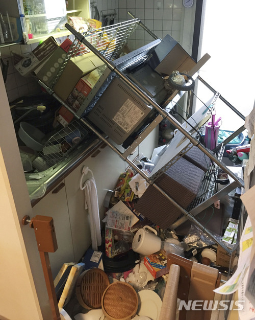 【오사카(大阪)=AP/뉴시스】18일 진도 6약의 지진이 발생한 일본 서부 오사카(大阪)의 한 주택 부엌에 가구들이 어지럽게 흩어져 있다. 이날 지진으로 오후 1시 현재 최소 3명이 사망하고 234명이 부상한 것으로 집계됐다고 일본 NHK가 보도했다. 2018.6.18