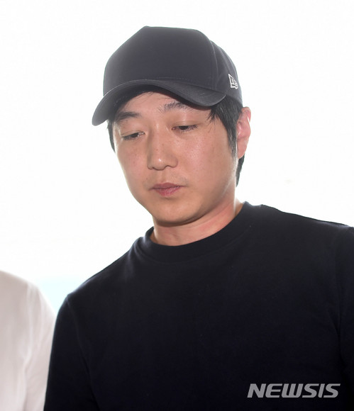 【수원=뉴시스】이정선 기자 = 2018 평창동계올림픽을 앞두고 쇼트트랙 심석희(한국체대) 선수를 폭행한 혐의를 받는 조재범 전 국가대표팀 코치가 18일 오전 수원 경기남부경찰청 광역수사대에서 조사를 받기 위해 출석하고 있다. 2018.06.18.&nbsp; ppljs@newsis.com