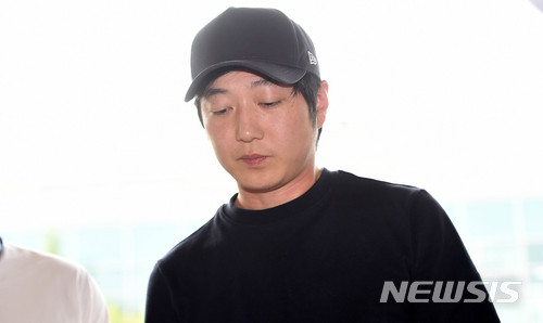 【수원=뉴시스】이정선 기자 = 2018 평창동계올림픽을 앞두고 쇼트트랙 심석희(한국체대) 선수를 폭행한 혐의를 받는 조재범 전 국가대표팀 코치가 18일 오전 수원 경기남부경찰청 광역수사대에서 조사를 받기 위해 출석하고 있다. 2018.06.18. ppljs@newsis.com