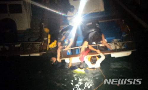 【목포=뉴시스】박상수 기자 = 목포해경이 17일 오후 9시30분께 전남 목포시 북항선착장 앞 해상에 빠진 익수자를 구조하고 있다. 2018.06.18. (사진=목포해경 제공) photo@newsis.com