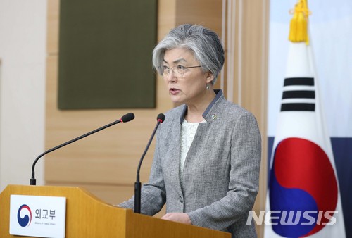 【서울=뉴시스】조성봉 기자 = 강경화 외교부장관이 취임 1주년을 맞아 18일 오전 서울 종로구 도렴동 외교부청사에서 1년간의 외교성과 등에 대한 브리핑을 하고 있다. 2018.06.18.suncho21@newsis.com