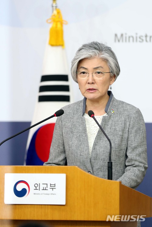 【서울=뉴시스】조성봉 기자 = 강경화 외교부장관이 취임 1주년을 맞아 18일 오전 서울 종로구 도렴동 외교부청사에서 1년간의 외교성과 등에 대한 브리핑을 하고 있다. 2018.06.18.suncho21@newsis.com