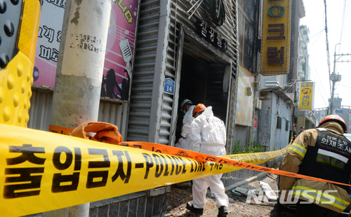 【군산=뉴시스】 김얼 기자 = 지난 17일 전북 군산시 장미동에 위치한 한 7080클럽에서 일어난 방화사건에 대한 경찰,소방 관계자들의 현장검증이 18일 실시된 가운데 과학수사대와 화재조사반이 사건의 진상을 파악하기 위해 현장으로 들어서고 있다. 2018.06.18 pmkeul@newsis.com 