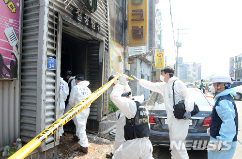 【군산=뉴시스】 김얼 기자 = 지난 17일 전북 군산시 장미동에 위치한 한 7080클럽에서 일어난 방화사건에 대한 경찰,소방 관계자들의 현장검증이 18일 실시된 가운데 과학수사대와 화재조사반이 사건의 진상을 파악하기 위해 현장으로 들어서고 있다. 2018.06.18pmkeul@newsis.com