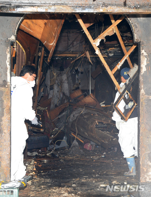 【군산=뉴시스】 김얼 기자 = 지난 17일 전북 군산시 장미동에 위치한 한 7080클럽에서 일어난 방화사건에 대한 경찰,소방 관계자들의 현장검증이 18일 실시된 가운데 과학수사대와 화재조사반이 사건의 진상을 파악하기 현장을 조사하고 있다. 2018.06.18pmkeul@newsis.com
