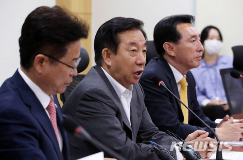 【서울=뉴시스】홍효식 기자 = 자유한국당 김성태 당 대표 권한대행 겸 원내대표가 18일 오전 서울 여의도 국회 의원회관에서 열린 경북도당-경상북도 당정협의회에 참석해 모두발언을 하고 있다. 왼쪽부터 이철우 경북지사 당선인, 김 권한대행, 김석기 경북도당 위원장. 2018.06.18. yesphoto@newsis.com