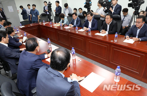 【서울=뉴시스】홍효식 기자 = 자유한국당 재선 의원들이 18일 오전 서울 여의도 국회 의원회관에서 재선의원 간담회를 하고 있다. 이날 간담회에는 김명연, 김선동, 김진태, 김한표, 박대출, 박덕흠, 박인숙, 염동열, 이채익, 홍철호 의원 등이 참석했다. 2018.06.18. yesphoto@newsis.com