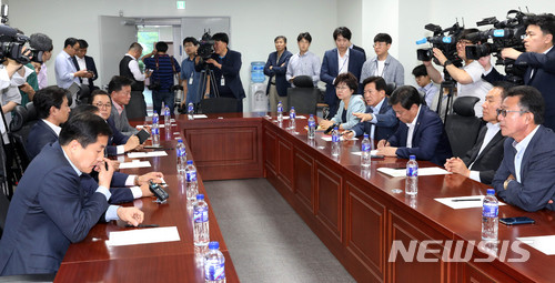 【서울=뉴시스】홍효식 기자 = 자유한국당 재선 의원들이 18일 오전 서울 여의도 국회 의원회관에서 재선의원 간담회를 하고 있다. 이날 간담회에는 김명연, 김선동, 김진태, 김한표, 박대출, 박덕흠, 박인숙, 염동열, 이채익, 홍철호 의원 등이 참석했다. 2018.06.18. yesphoto@newsis.com