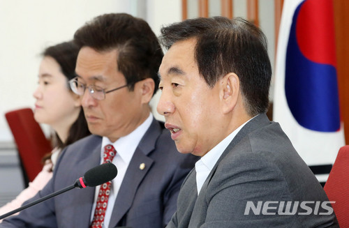 【서울=뉴시스】홍효식 기자 = 자유한국당 김성태 당 대표 권한대행 겸 원내대표가 18일 오전 서울 여의도 국회에서 현안 관련 기자간담회를 하고 있다. 2018.06.18. yesphoto@newsis.com
