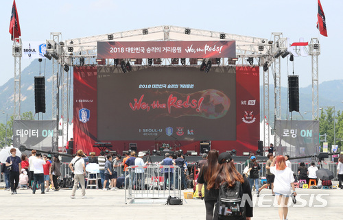 【서울=뉴시스】이영환 기자 = 2018 러시아 월드컵 F조 조별리그 대한민국과 스웨덴의 경기가 열리는 18일 서울 종로구 광화문 광장에 거리응원전을 위한 무대가 설치되어 있다. 2018.06.18. 20hwan@newsis.com