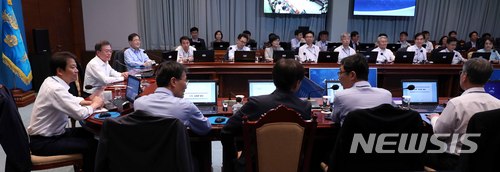 【서울=뉴시스】전신 기자 = 문재인 대통령이 18일 청와대 여민관에서 열린 수석보좌관회의에서 모두발언하고 있다. 2018.06.18. photo1006@newsis.com