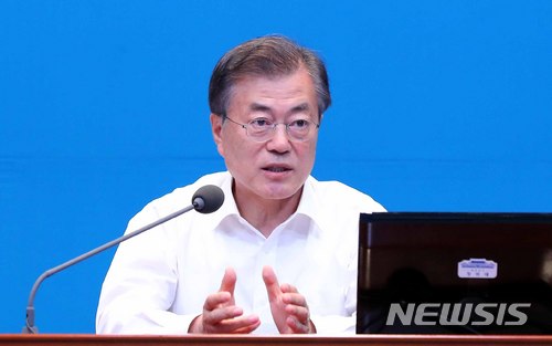 【서울=뉴시스】전신 기자 = 문재인 대통령이 18일 청와대 여민관에서 열린 수석보좌관회의에서 모두발언하고 있다. 2018.06.18. photo1006@newsis.com