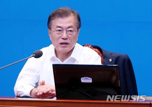 【서울=뉴시스】 문재인 대통령은 나흘간의 휴식을 마치고 오는 2일 국정에 복귀한다. 문 대통령은 러시아 순방 여독과 피로 누적으로 인한 몸살로 지난달 28일부터 이틀 연가를 냈으며 주말에도 일정 없이 관저에서 휴식을 취했다. 사진은 지난달 18일 문 대통령이 수석보좌관회의에서 모두발언을 하는 모습이다. (사진=뉴시스 자료사진) 2018.07.01.&nbsp; photo1006@newsis.com