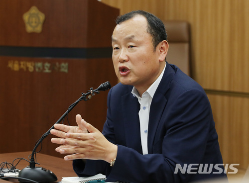 【서울=뉴시스】김진아 기자 = 드루킹 댓글조작 의혹 수사를 맡은 박상융 특검보가 18일 오후 서울 서초구 변호사회관 간담회장에서 취재진의 질문에 답하고 있다. 2018.06.18.&nbsp;&nbsp;&nbsp; bluesoda@newsis.com