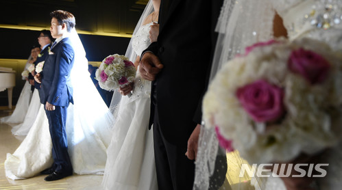 【수원=뉴시스】이정선 기자 = 외국인 노동자 합동결혼식이 열린 14일 오후 수원 권선구 경기종합노동복지회관에서 예비 신혼부부들이 화촉을 밝히고 있다. 2018.06.18. ppljs@newsis.com 