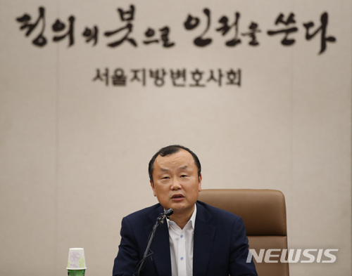 【서울=뉴시스】김진아 기자 = 드루킹 댓글조작 의혹 수사를 맡은 허익범 특별검사팀의 박상융 특검보가 지난 18일 오후 서울 서초구 변호사회관 간담회장에서 취재진의 질문에 답하고 있다. 2018.06.18. bluesoda@newsis.com