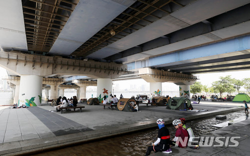 【서울=뉴시스】추상철 기자 = 낮 최고기온이 30도 안팎을 넘나드는 무더운 날씨를 보인 18일 오후 서울 영등포구 마포대교 밑에서 시민들이 무더위를 식히고 있다. 2018.06.18. scchoo@newsis.com